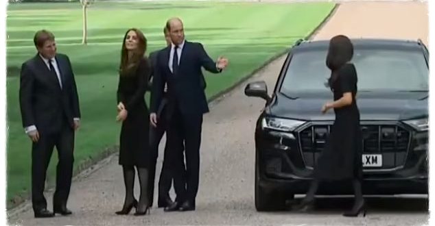 Prince William Extended His Arm To Meghan Before They Step Out To Meet Royal Fans