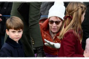 Princess Charlotte And Prince Louis Received The Sweetest Christmas Gifts At Christmas Walkabout