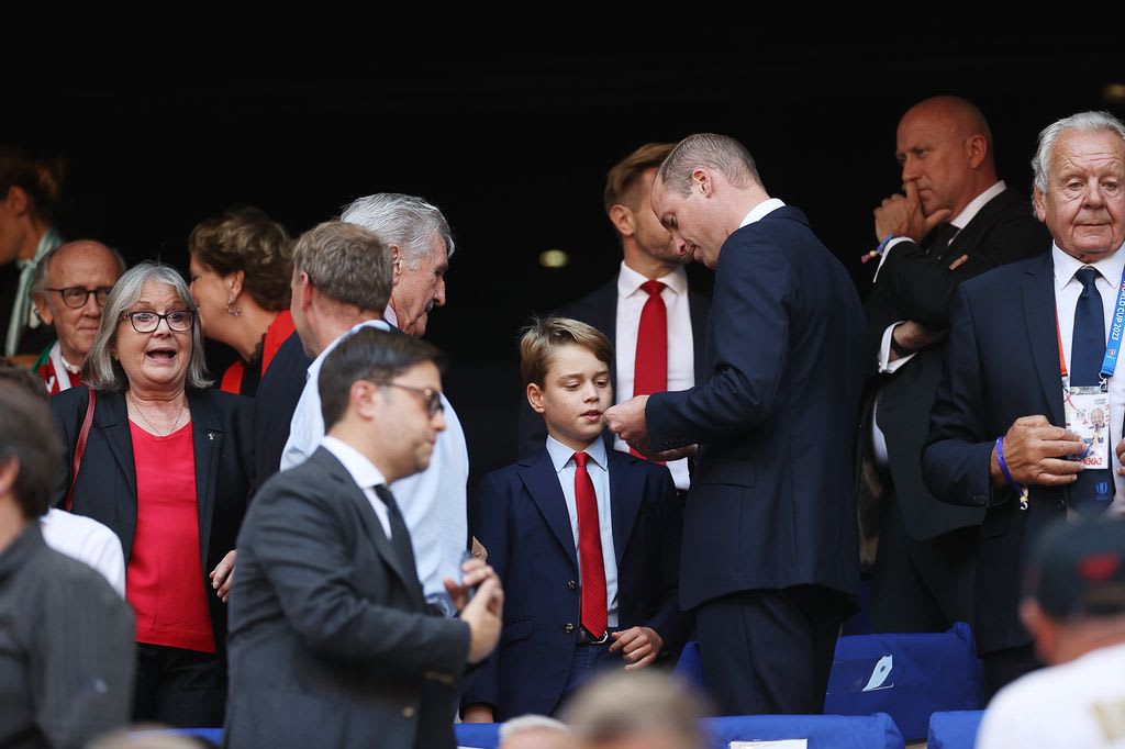Prince William showed Prince George something in the crowd