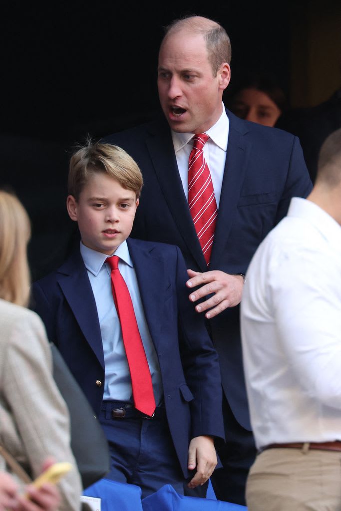 Prince William puts a protective hand on Prince George